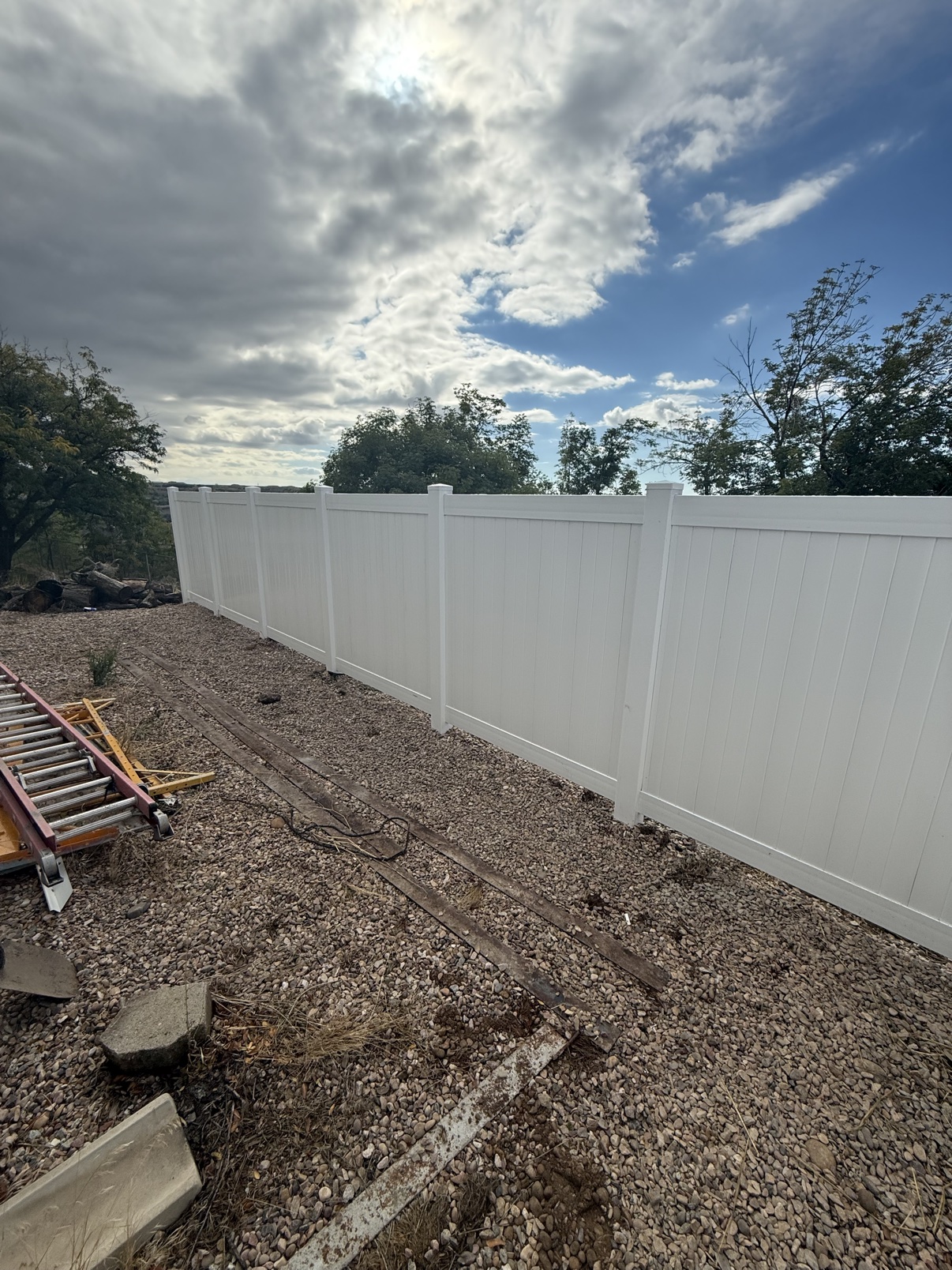 White Vinyl Privacy Fence installed by Spacemakers Fence in Washington Terrace, Utah